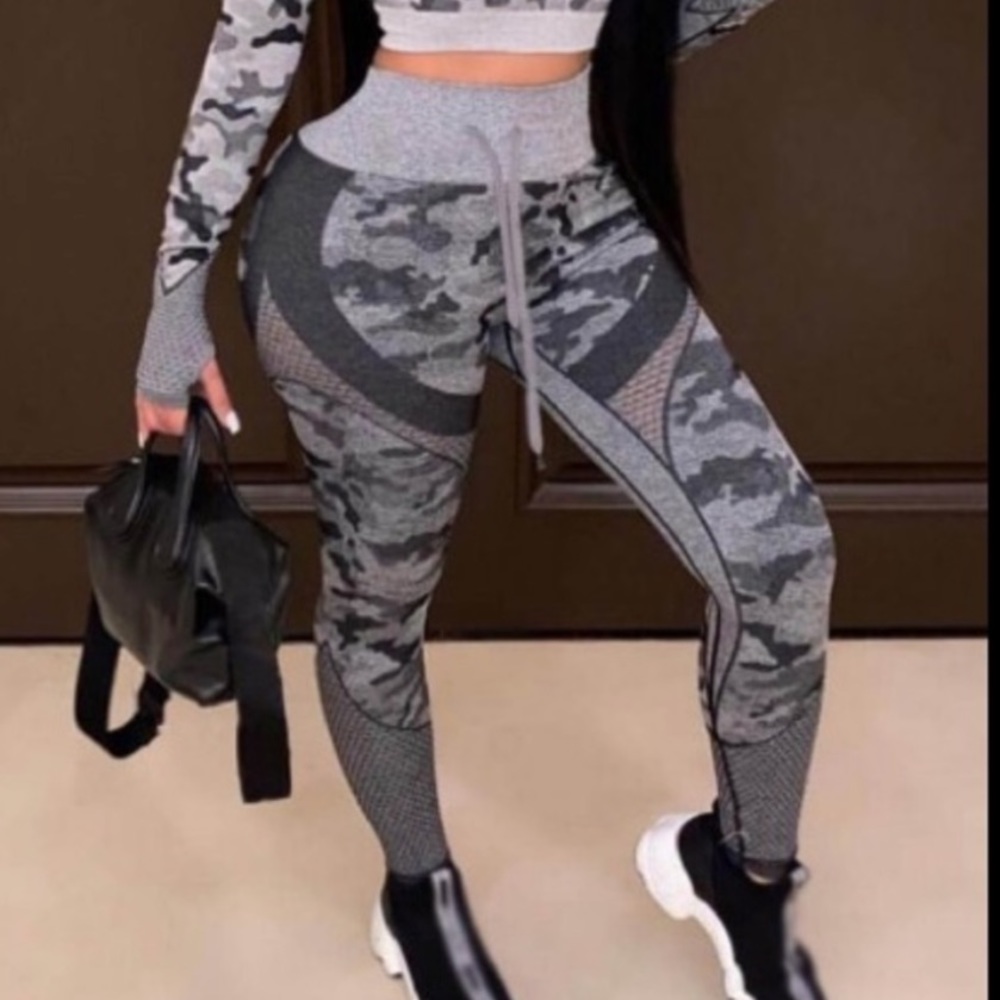 Sportswear Grey/Black Camouflage Long Sleeve Crop Top & High Waist Leggings 2pc - Picture 4 of 5